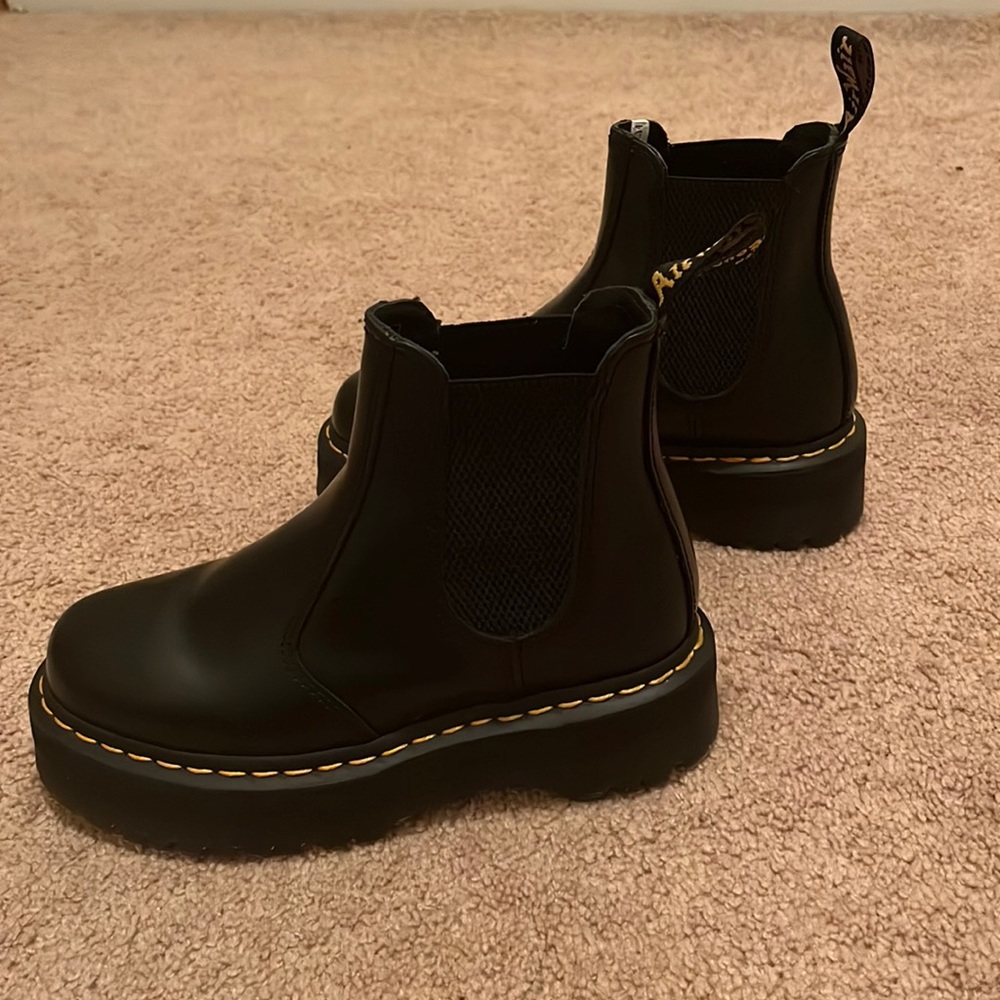 Perfect condition 2976 Chelsea smooth black platform Dr. Martens. Only wore once